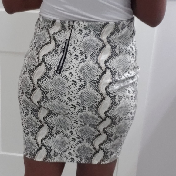 SNAKESKIN MINI SKIRT NWOT - Picture 2 of 4
